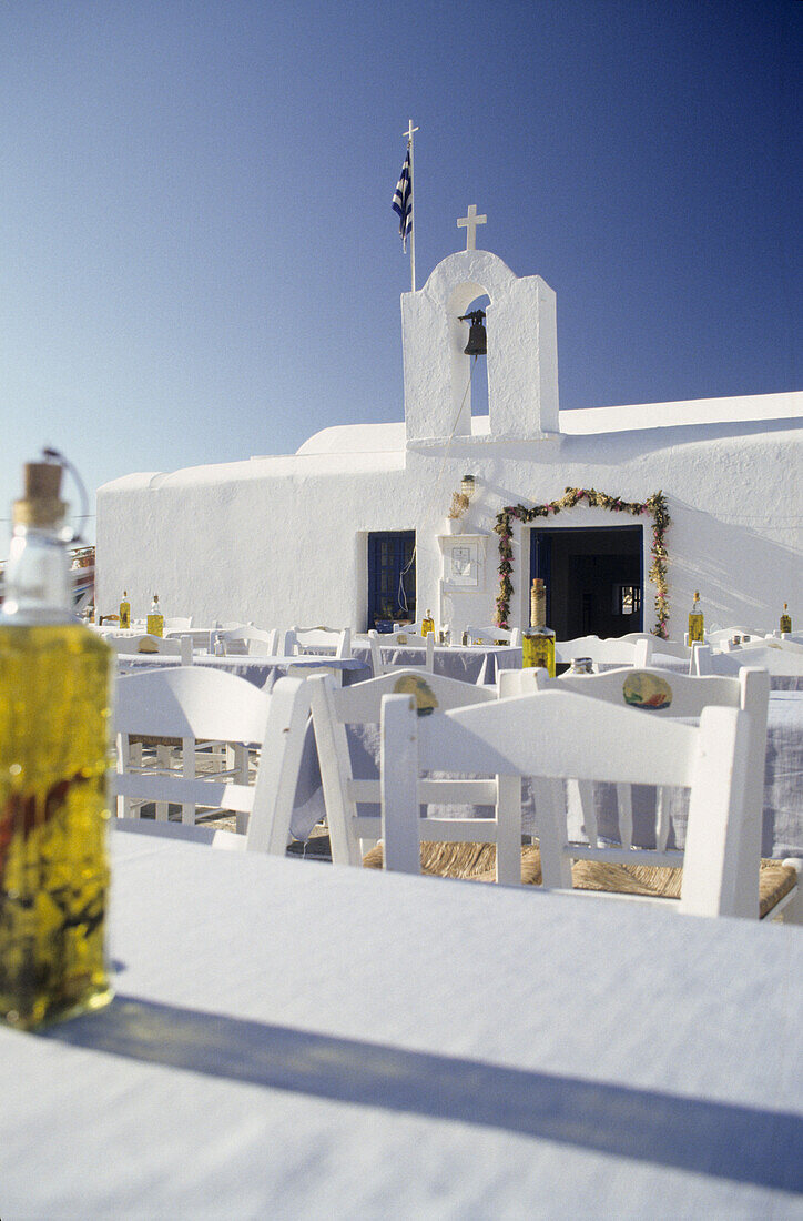 Terasse mit Tische und Stühle, Restaurant in Naussa, Insel Paros, Mittelmeer, Griechenland, Europa