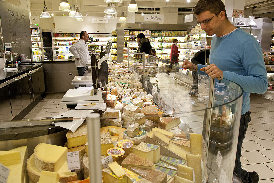 Mann an der Käsetheke im Kaufhaus Le Bon Marché, 7. Arrondissement, Paris, Frankreich, Europa