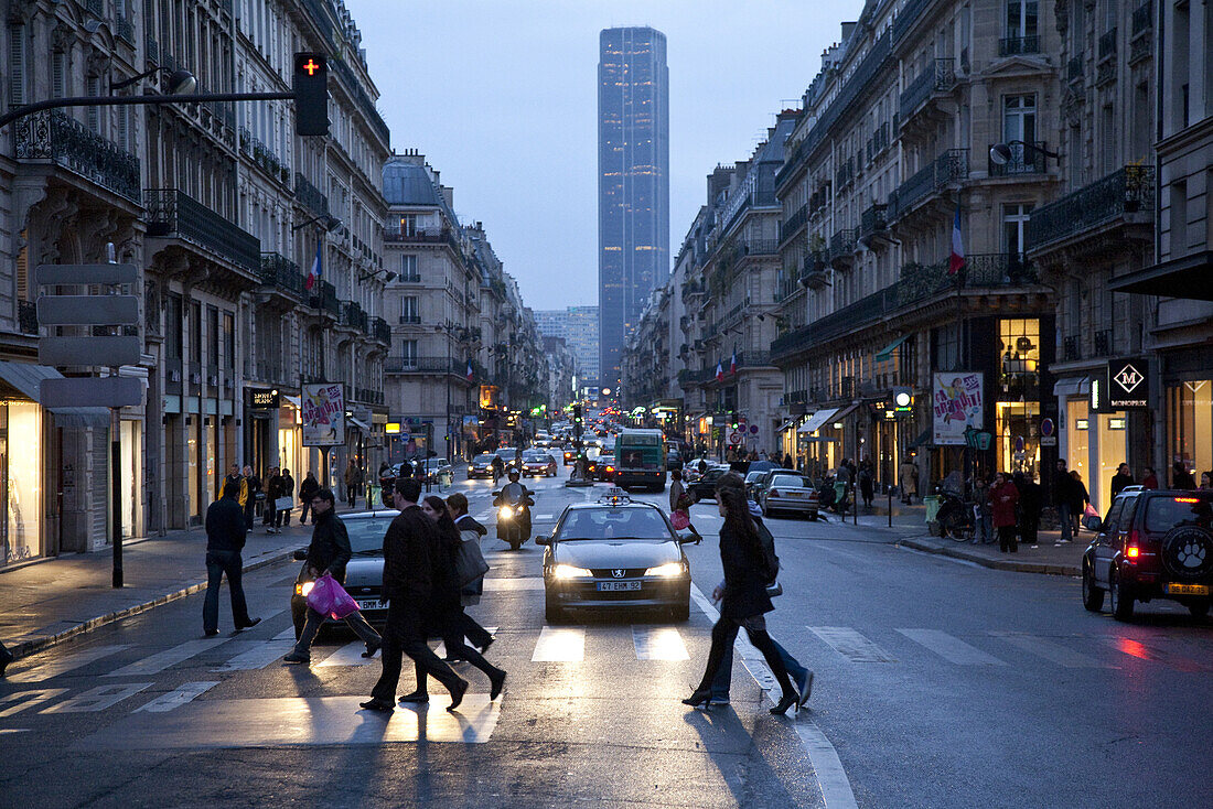 Menschen überqueren eine Strasse am Abend, 7. Pariser Arrondissement, Hochhaus Montparnasse, Paris, Frankreich, Europa