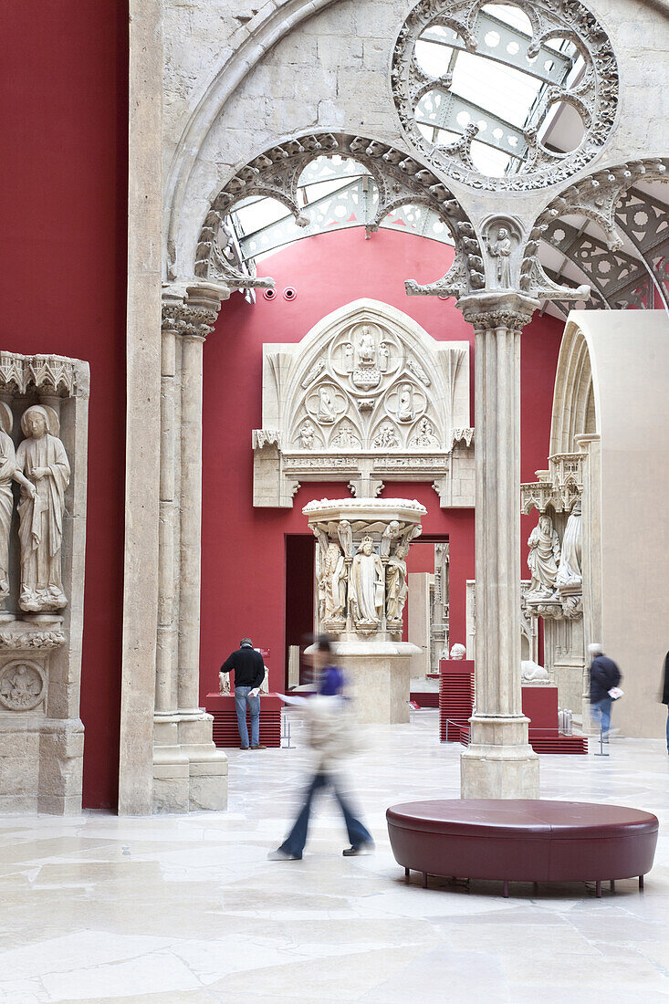 Menschen und Skulpturen im Museum Cité de l'architecture et du patrimoine, Paris, Frankreich, Europa