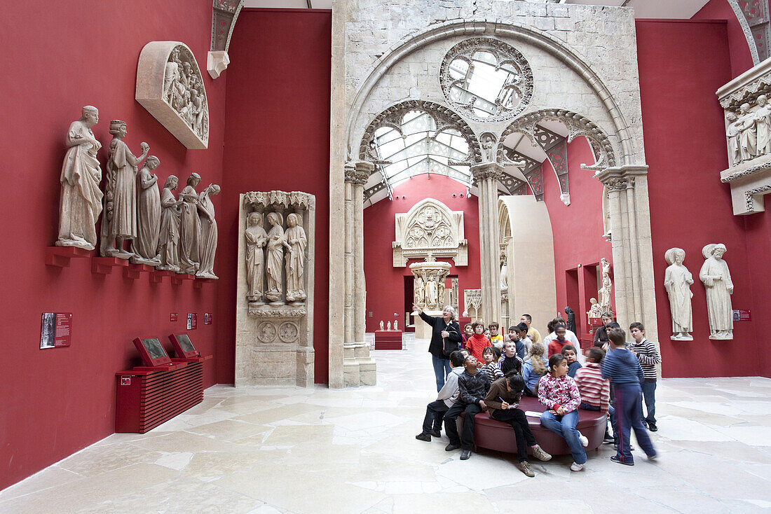 Menschen und Skulpturen im Museum Cité de l'architecture et du patrimoine, Paris, Frankreich, Europa