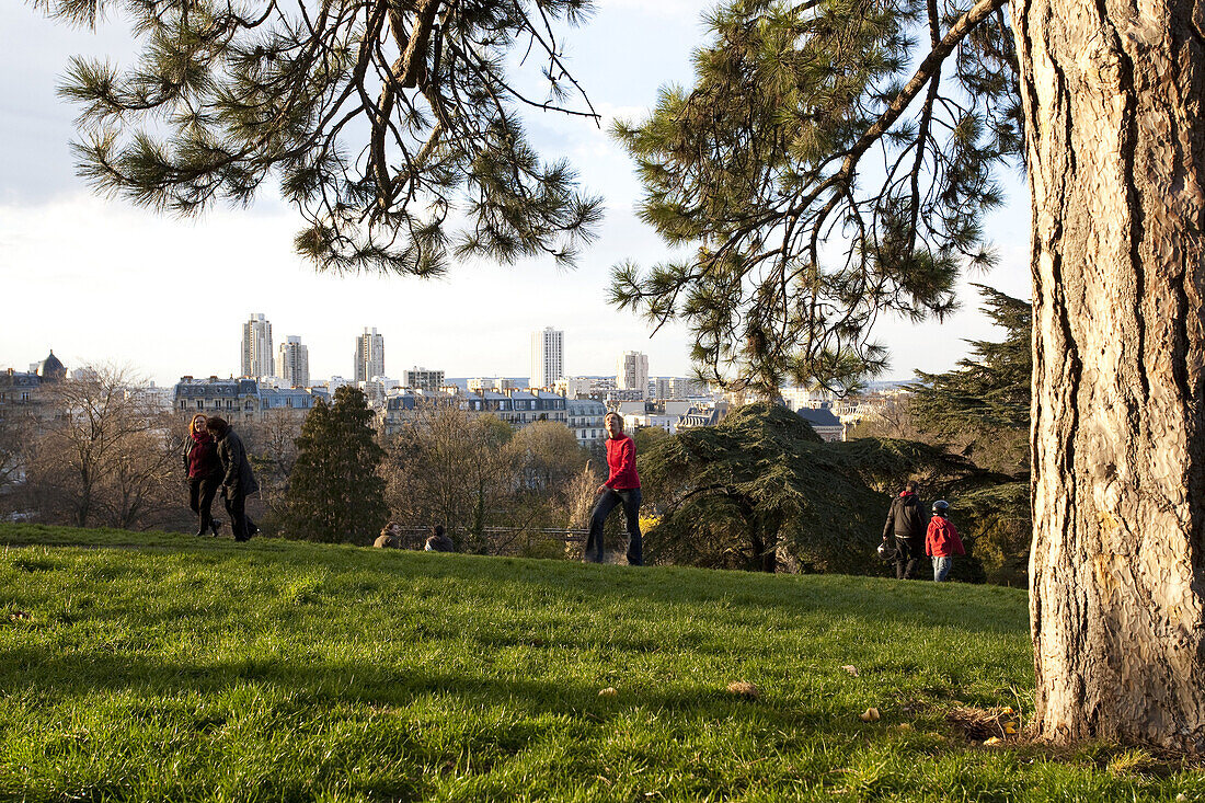 Menschen im Parc des Buttes Chaumont im Frühling, Stadtteil Belleville, Paris, Frankreich, Europa