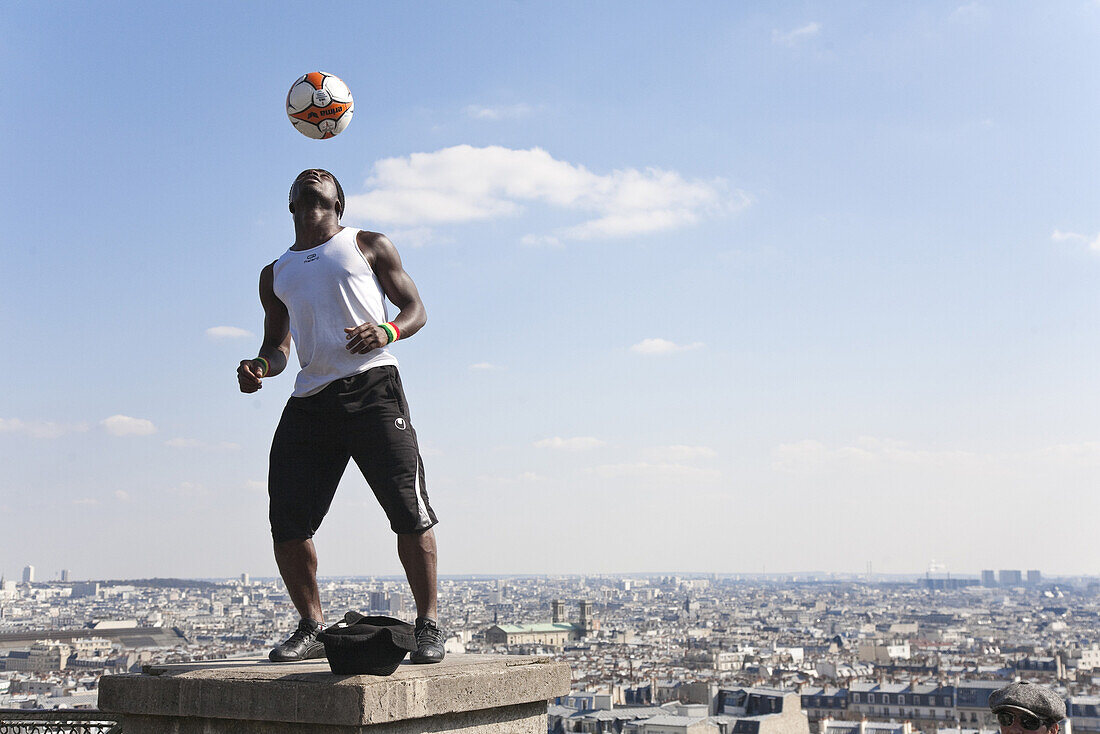 Strassenkünstler mit Fussball am Montmartre, Paris, Frankreich, Europa