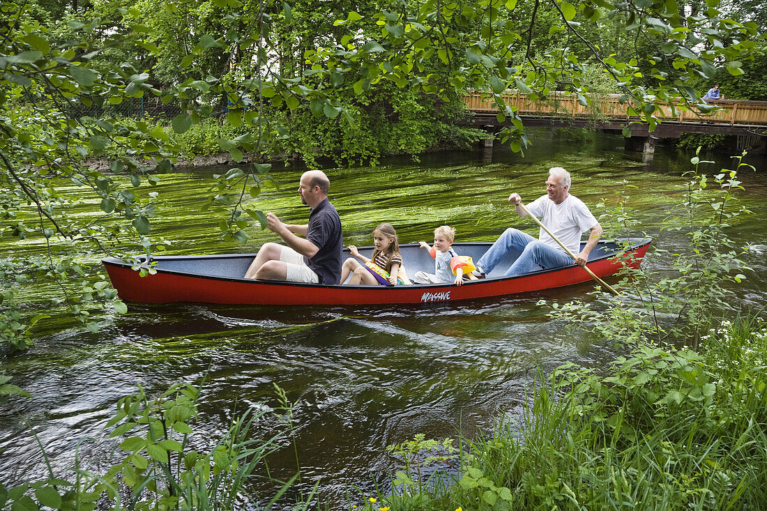 Vater Kinder und Großvater mit dem Kanu auf der Würm, Oberbayern, Deutschland