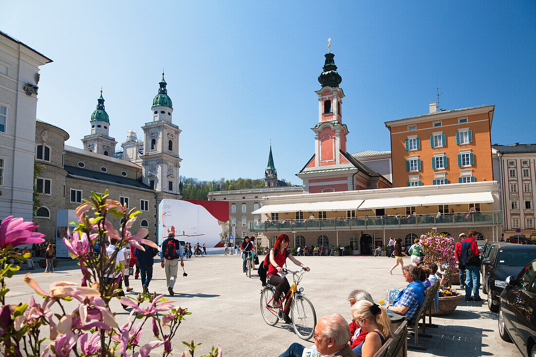 Mozartplatz mit Dom und Café Glockenspiel, Altstadt, Salzburg, Salzburger Land, Österreich