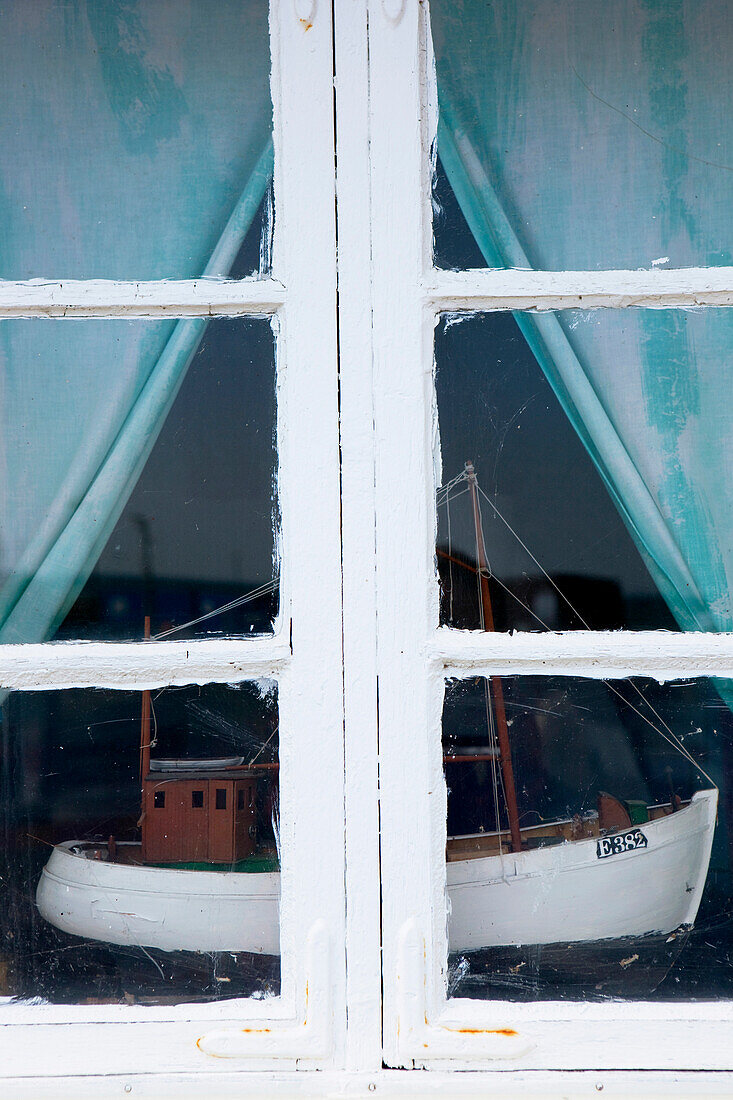 Schiffsmodel von einem Fischerboot in einem Fenster, Kaseberga, Ystad, Schonen, Südschweden, Schweden