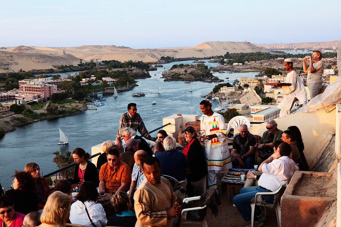 Terrasse des Nubian Café mit Blick auf die Kataraktlandschaft des Nil, Assuan, Ägypten, Afrika