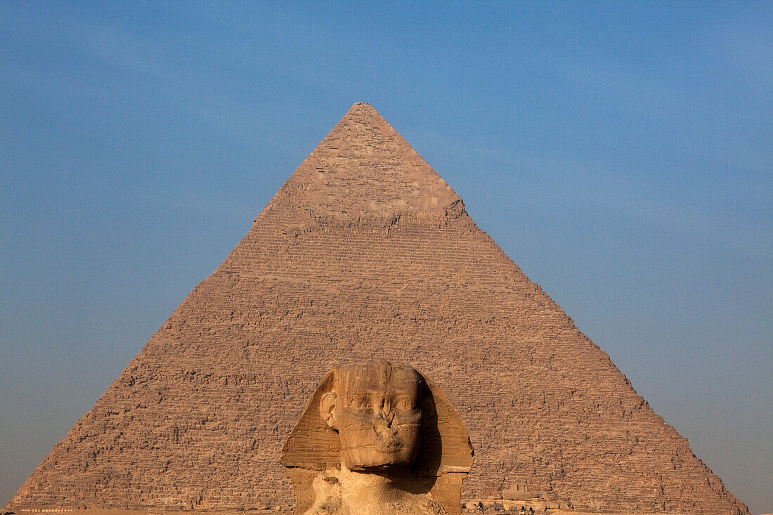 Sphinx und Chephren Pyramide im Sonnenlicht, Gizeh, Kairo, Ägypten, Afrika