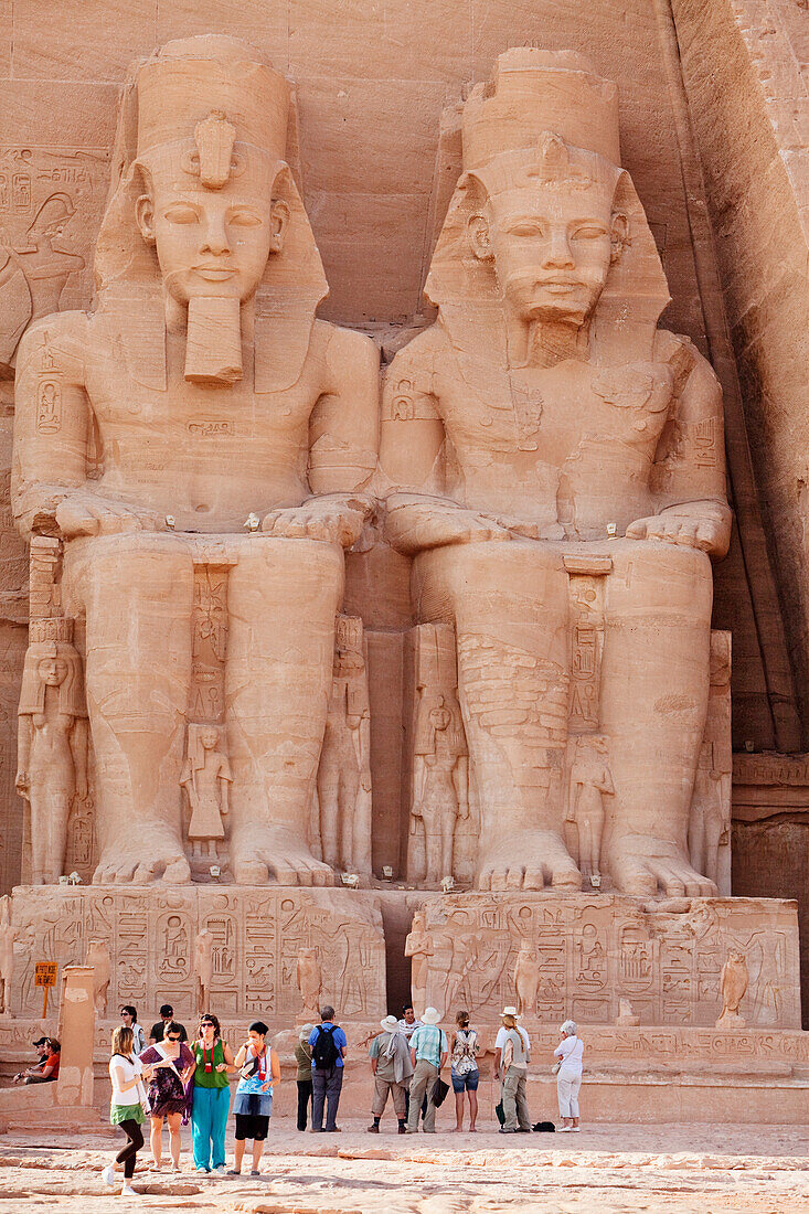 Touristen vor den Kolossalstatuen am Großen Tempel Ramses II., Abu Simbel, Ägypten, Afrika