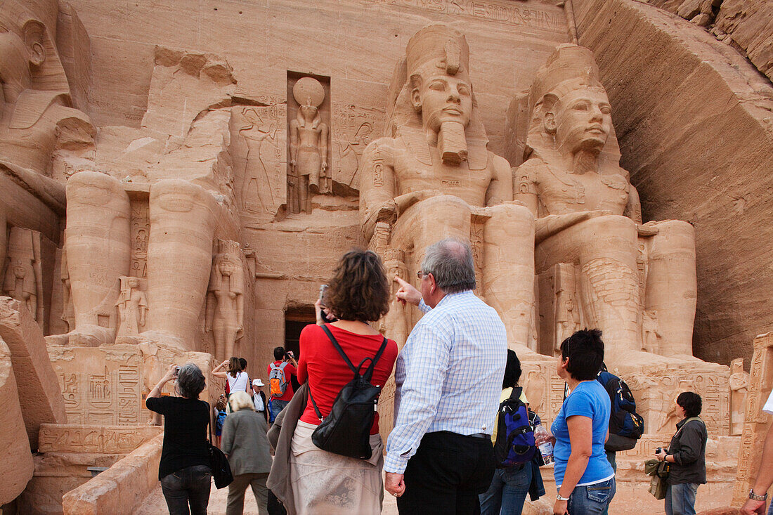 Touristen vor Kolossalstatuen am Großen Tempel Ramses II., Abu Simbel, Ägypten, Afrika