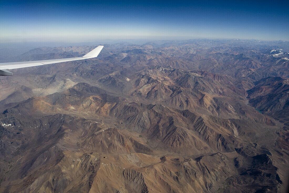 Luftaufnahme der Anden aus 11.000 Metern Höhe von an Bord Lufthansa Airbus A340-600, über Chile, Südamerika, Amerika