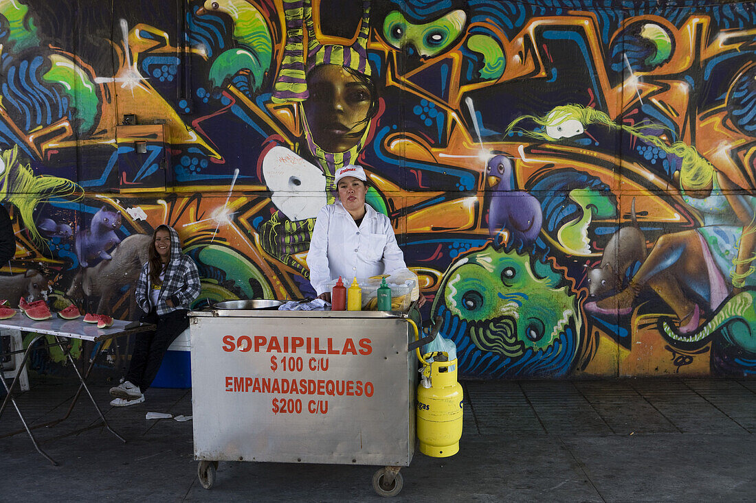 Verkäuferin an Imbiss vor bemalter Wand, Valparaiso, Chile, Südamerika, Amerika