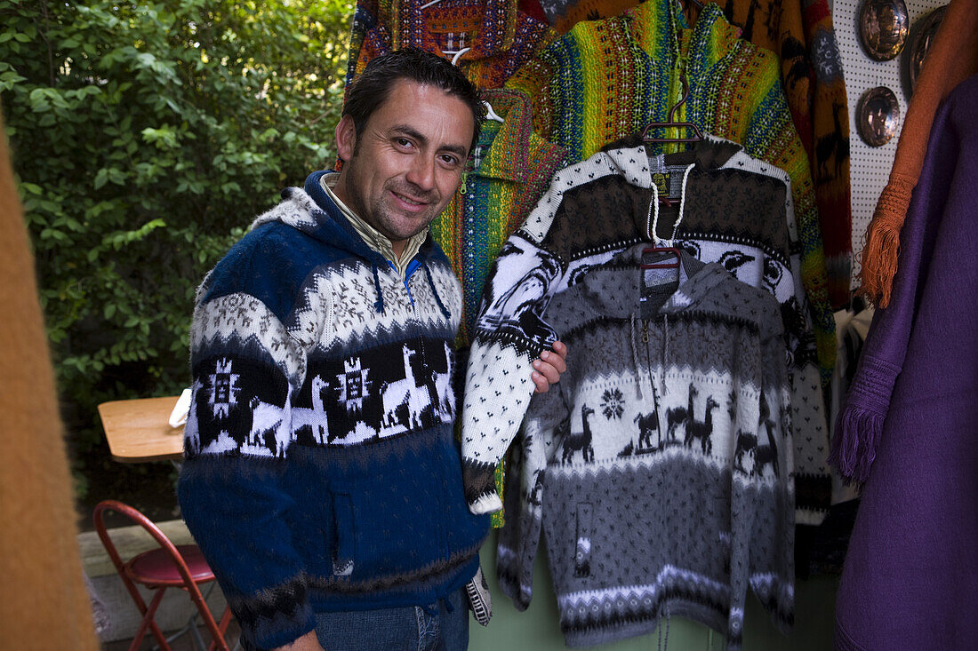 Mann verkauft Alpaca Pullover auf dem Markt, Valparaiso, Chile, Südamerika, Amerika