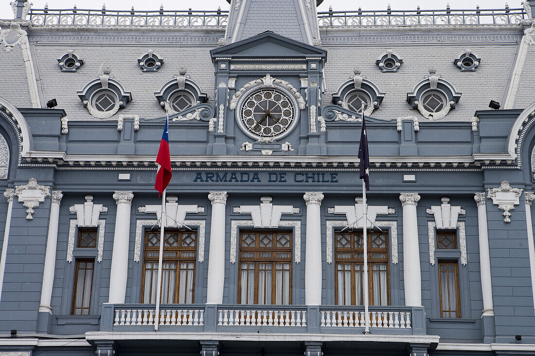 Blick auf Fassade des Armada de Chile Gebäudes, Valparaiso, Chile, Südamerika, Amerika