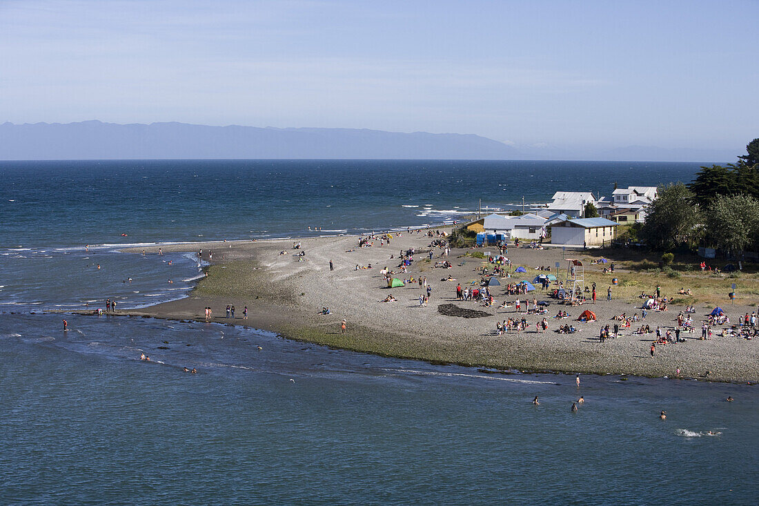 Blick auf Menschen am Strand, Puerto Montt, Los Lagos, Patagonien, Chile, Südamerika, Amerika