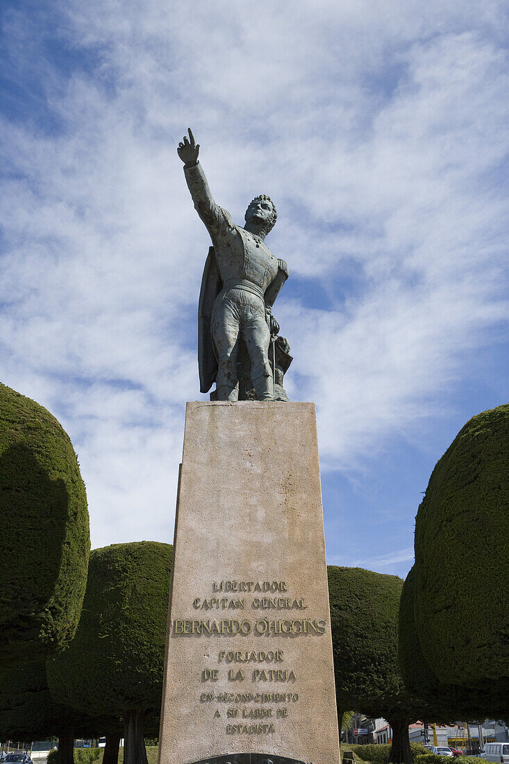 Denkmal für Kapitän Bernardo O'Higgins unter Wolkenhimmel, Punta Arenas, Patagonien, Chile, Südamerika, Amerika
