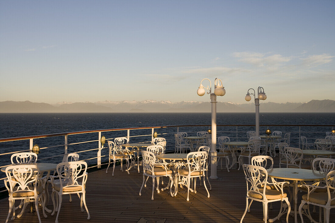 Tische und Stühle an Deck von Kreuzfahrtschiff MS Deutschland (Reederei Deilmann), Südpazifik, nahe Chile, Südamerika, Amerika