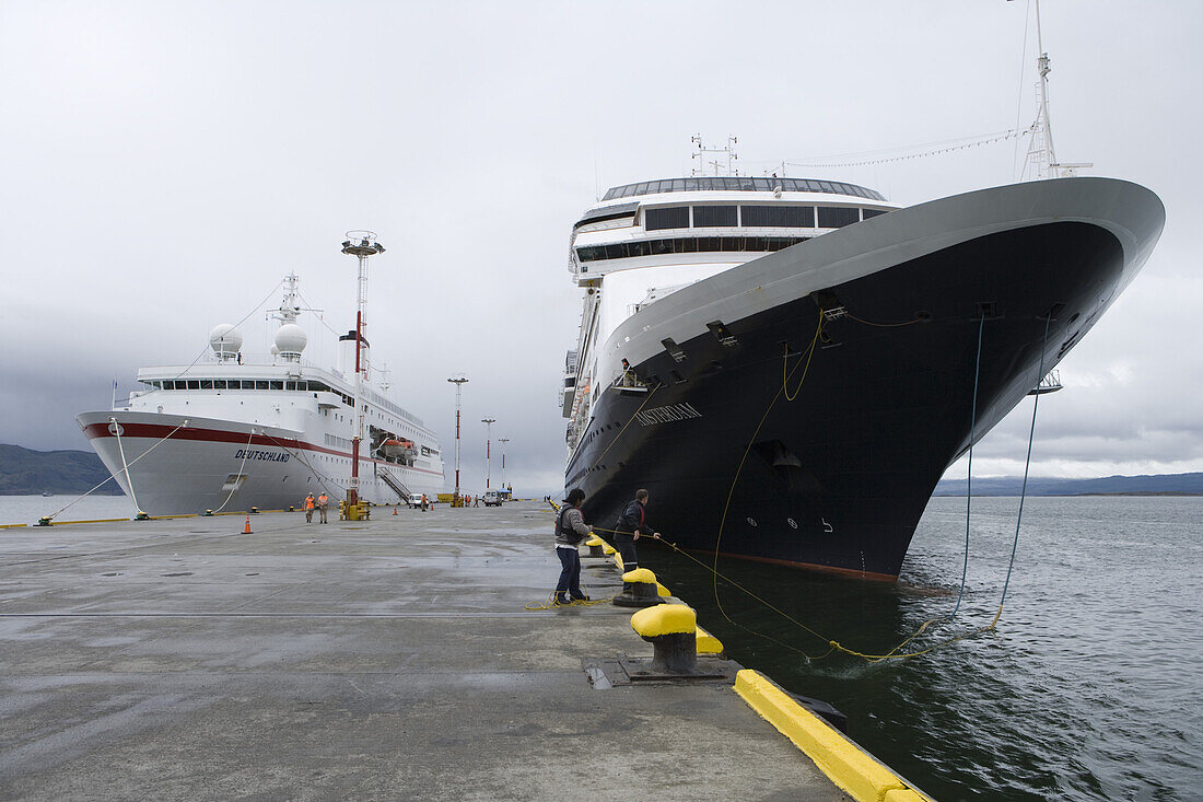 Kreuzfahrtschiffe MS Deutschland (Reederei Deilmann) und Amsterdam (Holland America Line) an der Pier von Ushuaia, Feuerland, Patagonien, Argentinien, Südamerika, Amerika