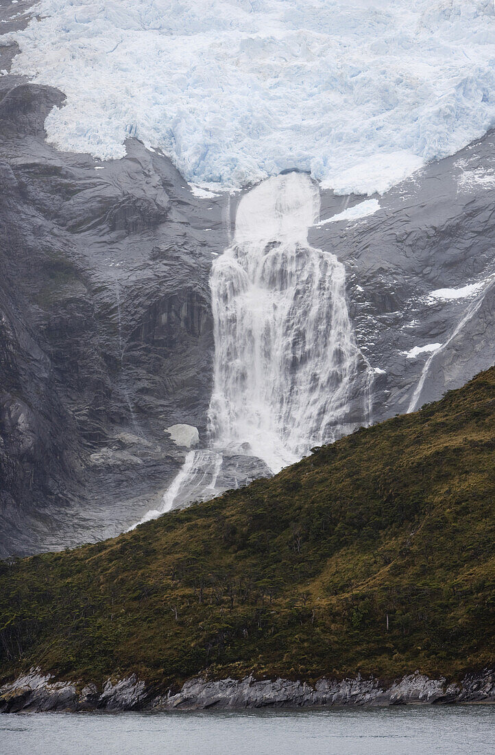 Blick auf Romanche Gletscher und Wasserfall, Chilenische Fjorde, Beagle Kanal, Patagonien, Chile, Südamerika, Amerika