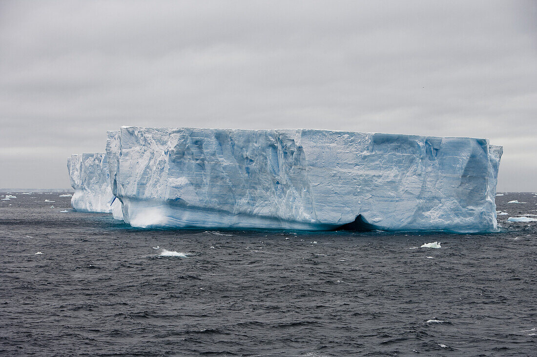 Antarktische Eisberge unter Wolkenhimmel, Südliche Shetlandinseln, Antarktis