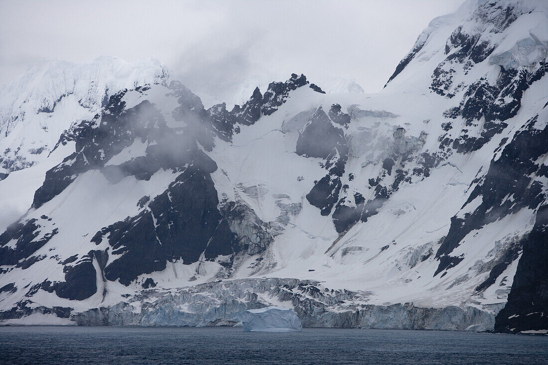 Gletscher und Berge unter Wolkenhimmel, Elephant Island, Südliche Shetlandinseln, Antarktis