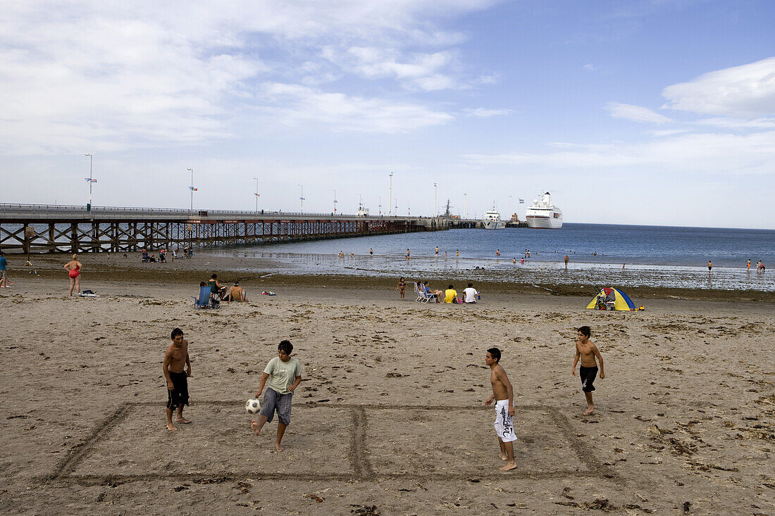 Jungen spielen Fußball am Strand, Puerto Madryn, Patagonien, Argentinien, Südamerika, Amerika