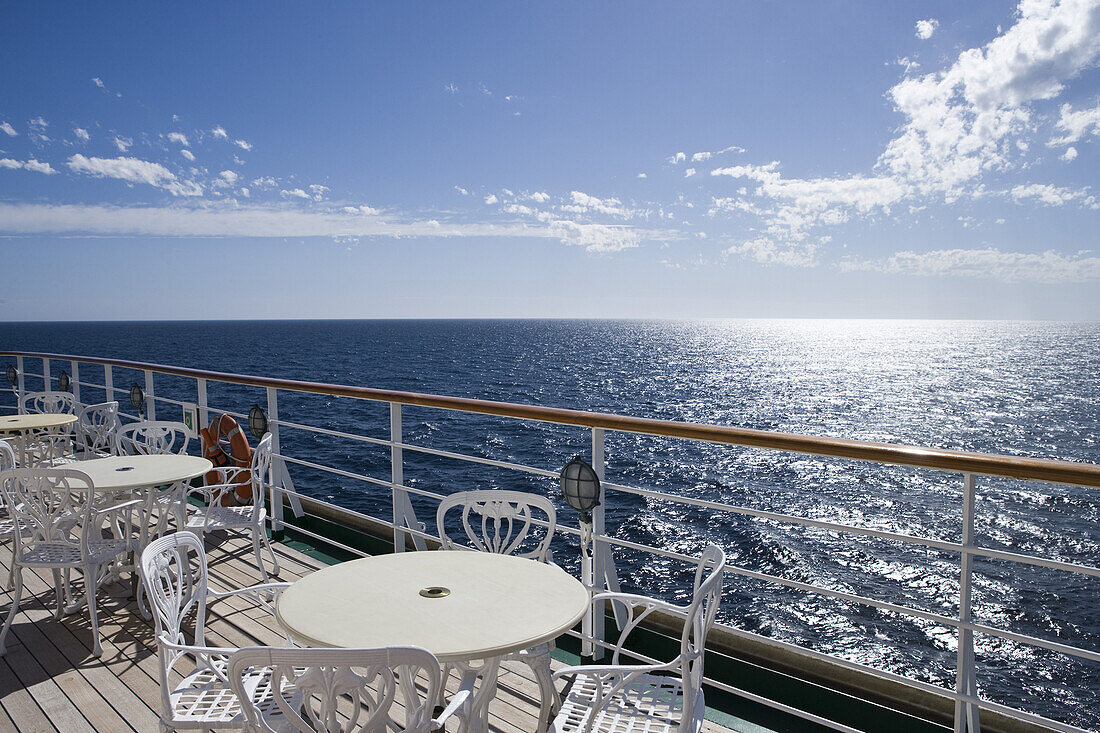 Tische und Stühle an Deck von Kreuzfahrtschiff MS Deutschland (Reederei Deilmann), im Südatlantik Südamerika, Amerika