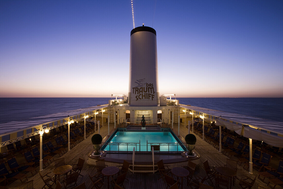 Cruiseship MS Deutschland (Deilmann Cruises) on Rio de la Plata at dawn, Argentina, South America, America