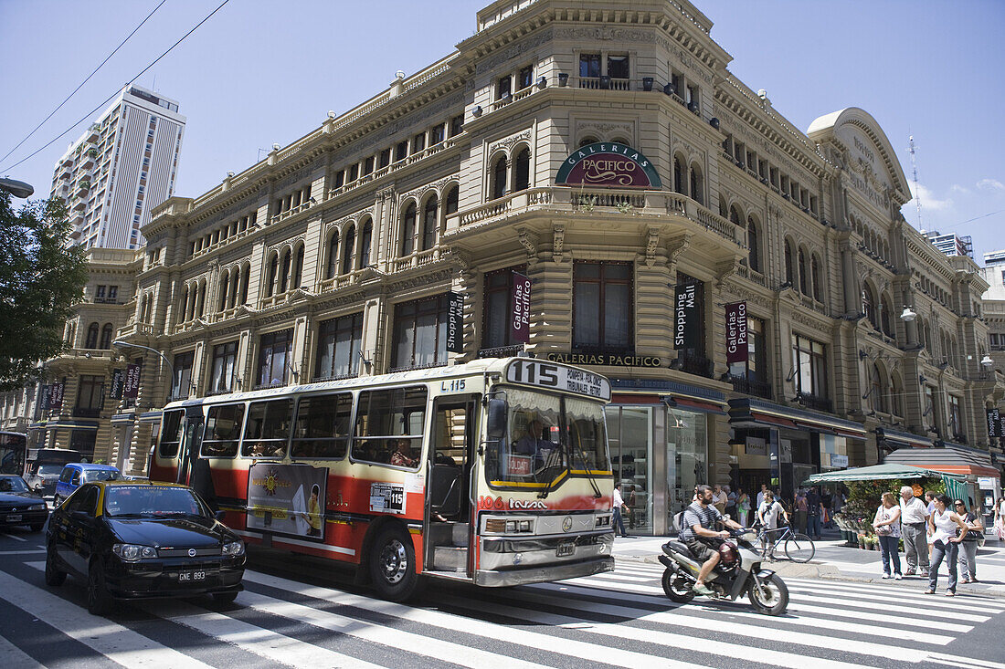 Öffentlicher Bus und Galerias Pacifico Einkaufszentrum, Buenos Aires, Argentinien, Südamerika, Amerika