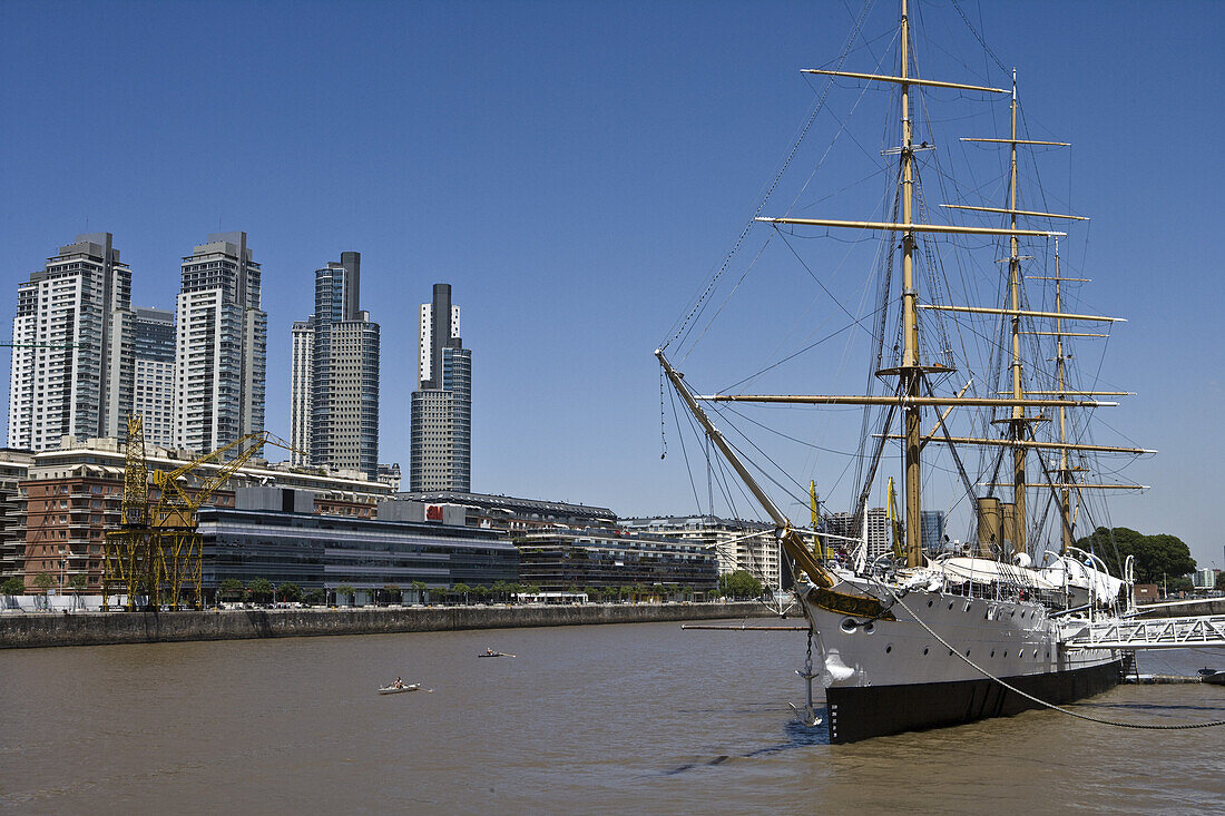 Segelschiff Fregatte Pta. Sarmiento im Puerto Madero Hafenviertel, Buenos Aires, Argentinien, Südamerika, Amerika