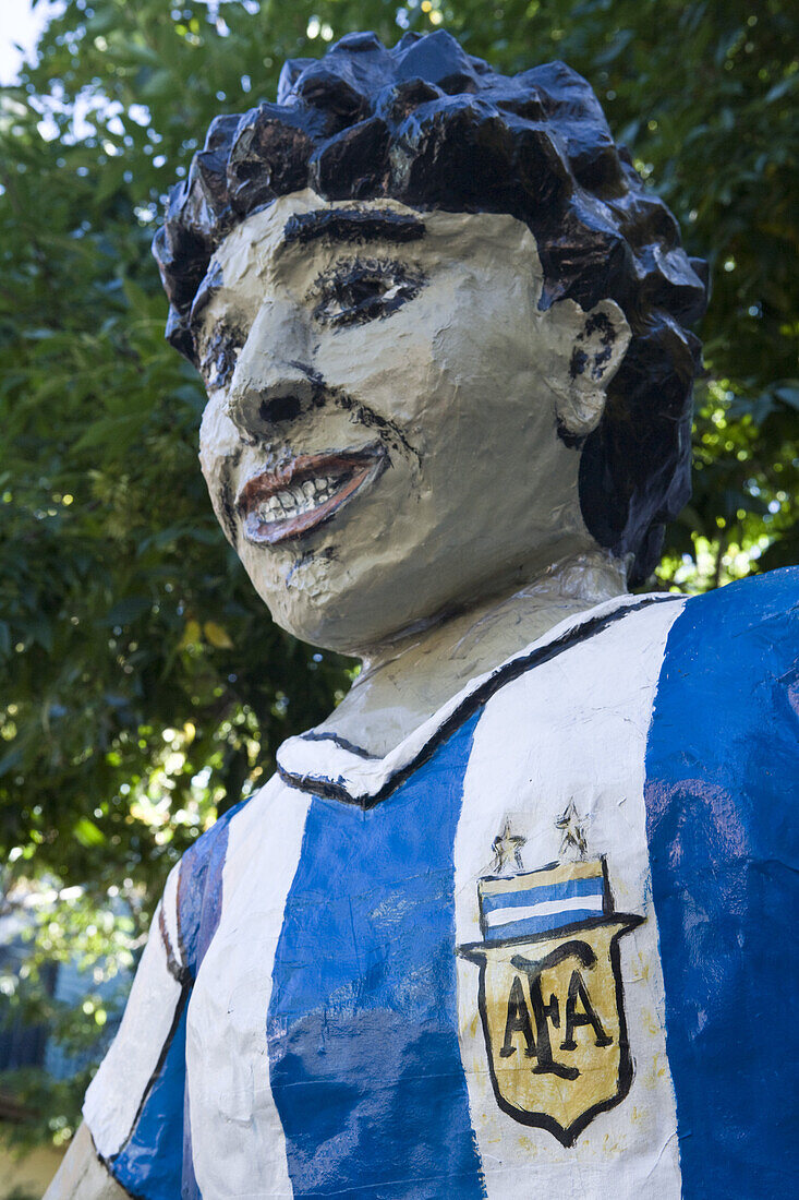 Statue von Diego Maradona vor Geschäft im La Boca Hafenviertel, Buenos Aires, Argentinien, Südamerika, Amerika