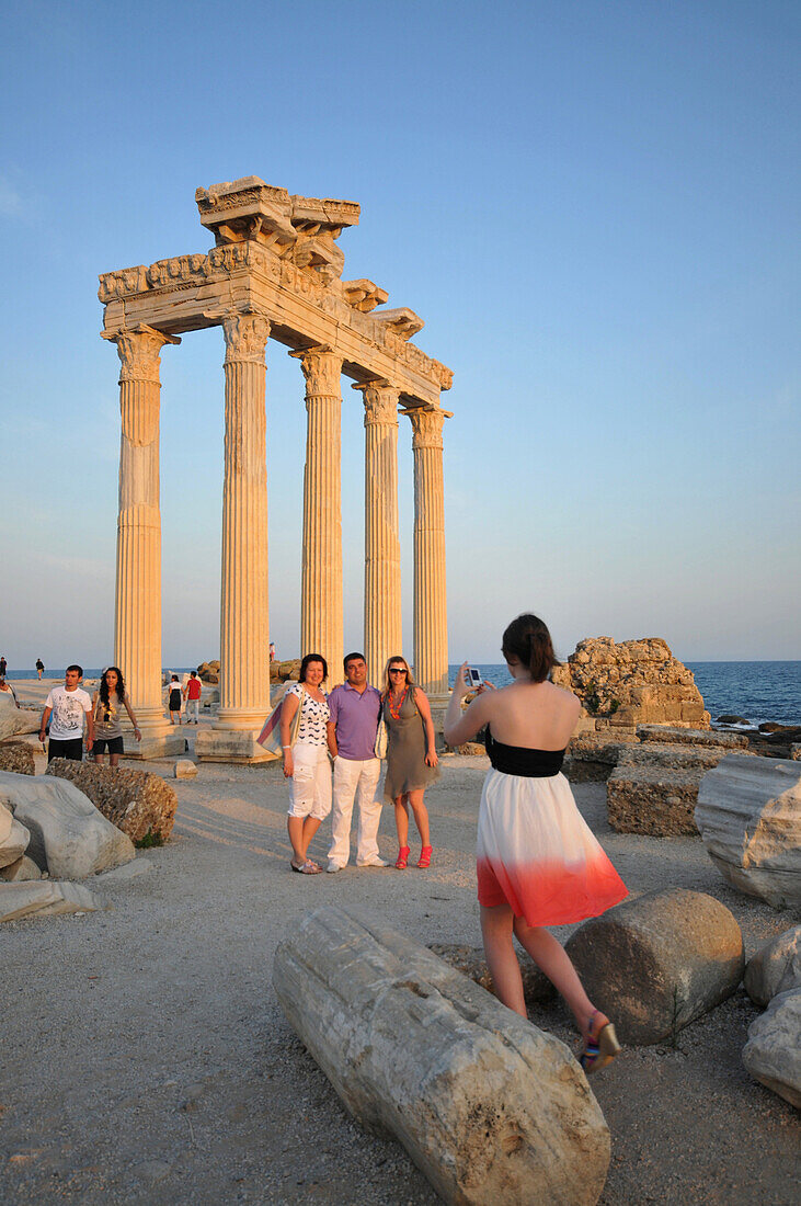 Touristen machen Fotos in Appollon und Athena Tempel von Side, Südküste, Türkei
