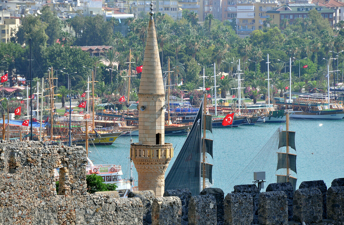 Blick über Hafen von Alanya, Südküste, Türkei