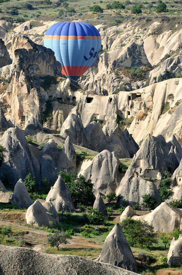 ballooning in the  Göreme-Tal, Kappadokien, Anatolia, Turkey