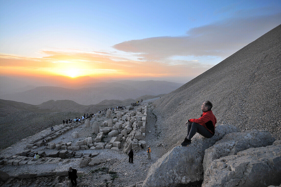 Frau genießt Sonnenuntergan, Westseite Nemrut Dagi, Ost-Anatolien, Türkei