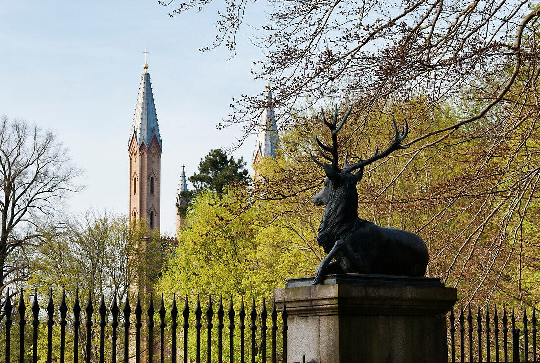 Tiergartenportal mit Blick zur Schlosskirche, Neustrelitz, Mecklenburger Seenplatte, Mecklenburg-Vorpommern, Deutschland