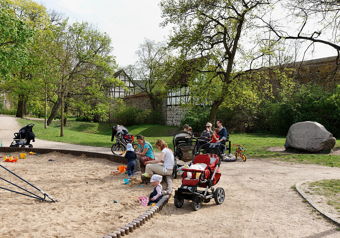 Spielplatz am Friedlaender Tor in Neubrandenburg, Mecklenburger Seenplatte, Mecklenburg-Vorpommern, Deutschland