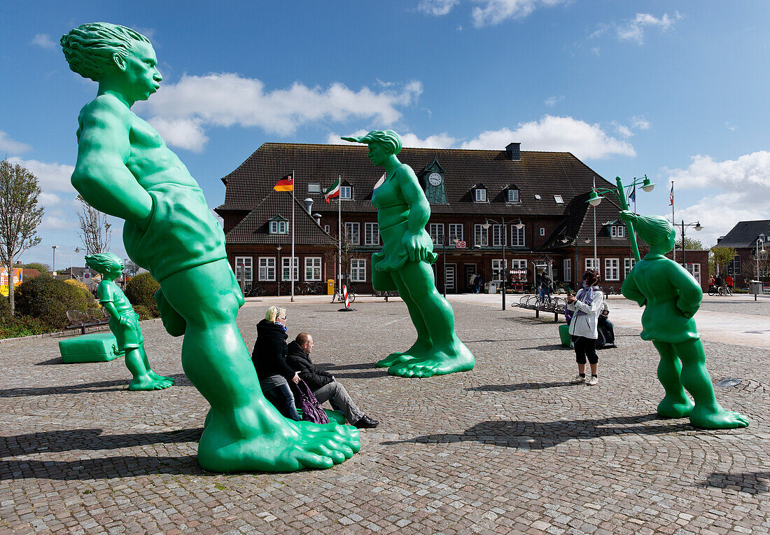 Bahnhof mit Skulpturen, Reisende Riesen im Wind, Westerland, Sylt, Schleswig-Holstein, Deutschland