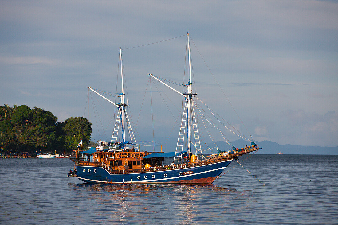 Kreuzfahrtschiff vor Sorong, Raja Ampat, West Papua, Indonesien