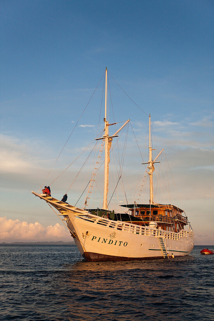 Kreuzfahrtschiff vor Sorong, Raja Ampat, West Papua, Indonesien