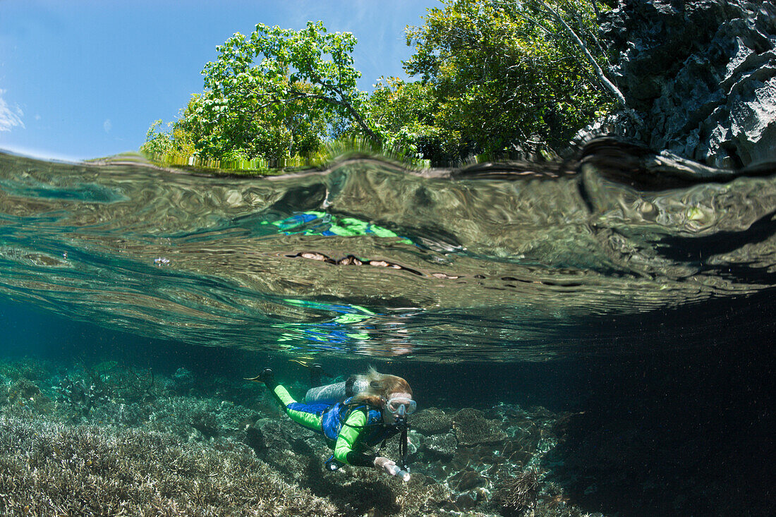Schnorcheln am flachen Korallenriff, Raja Ampat, West Papua, Indonesien