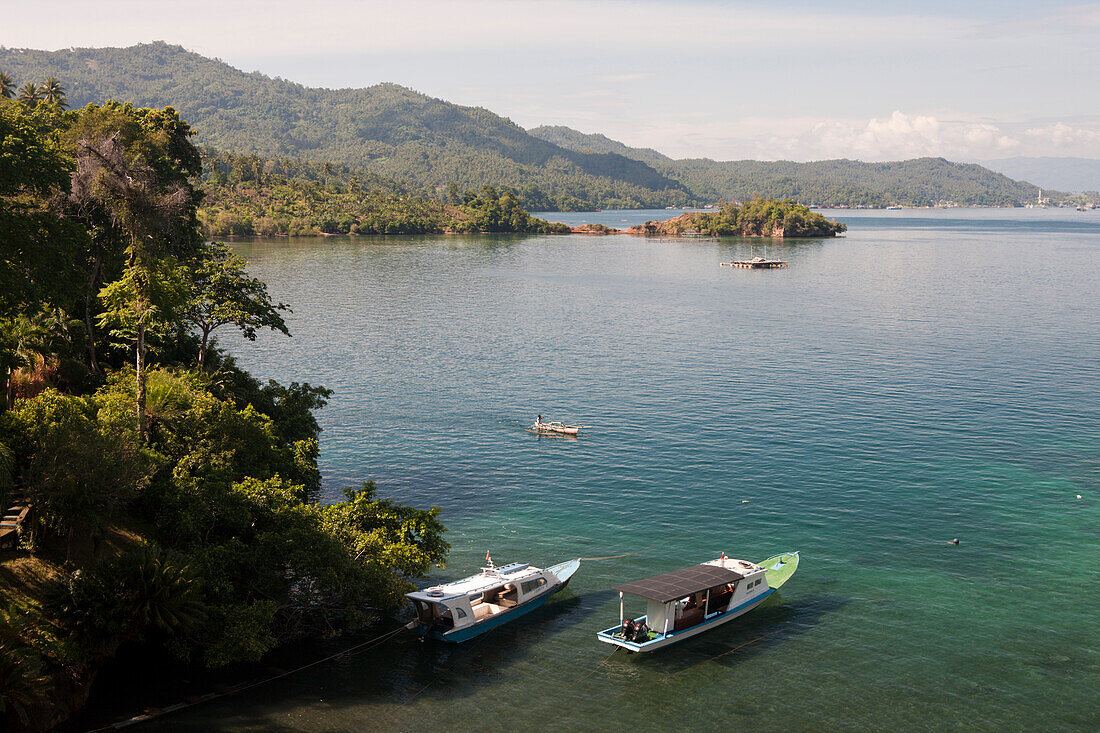 Blick von Lembeh Strait Resort, Nord Sulawesi, Indonesien