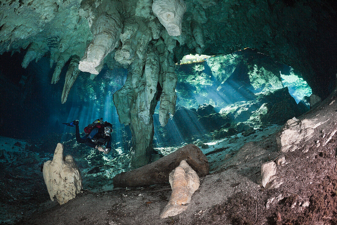 Taucher in Gran Cenote, Tulum, Yucatan Halbinsel, Mexiko