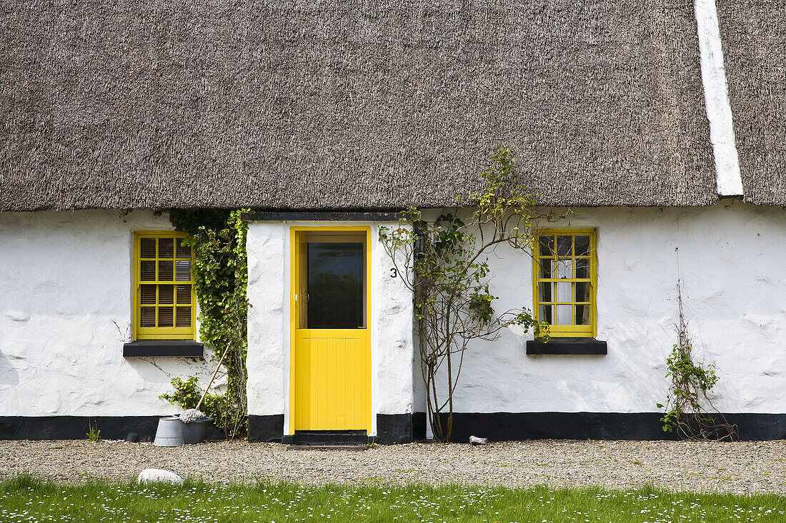 mit Reet gedecktes Cottage, gelbe Tür, in Ballyvaughan, Irland