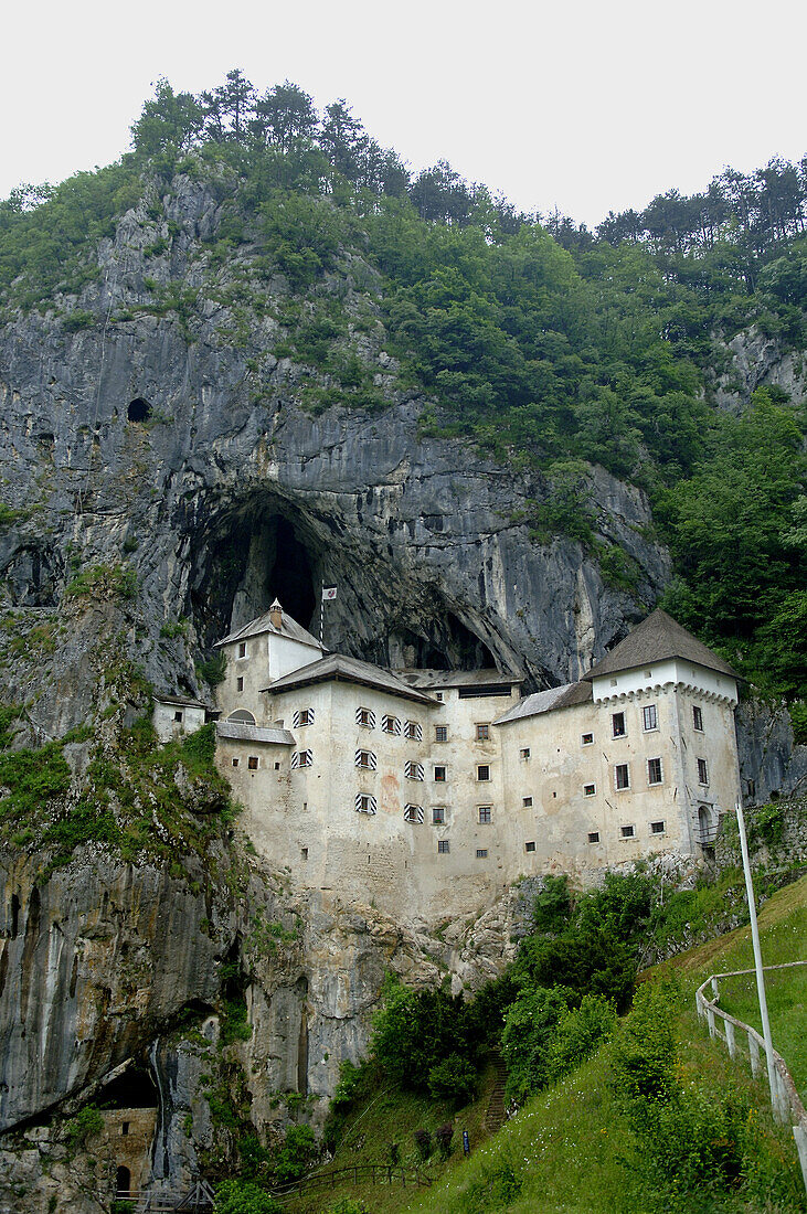 Blick auf die Höhlenburg Lueg, Predjama, Slowenien, Europa