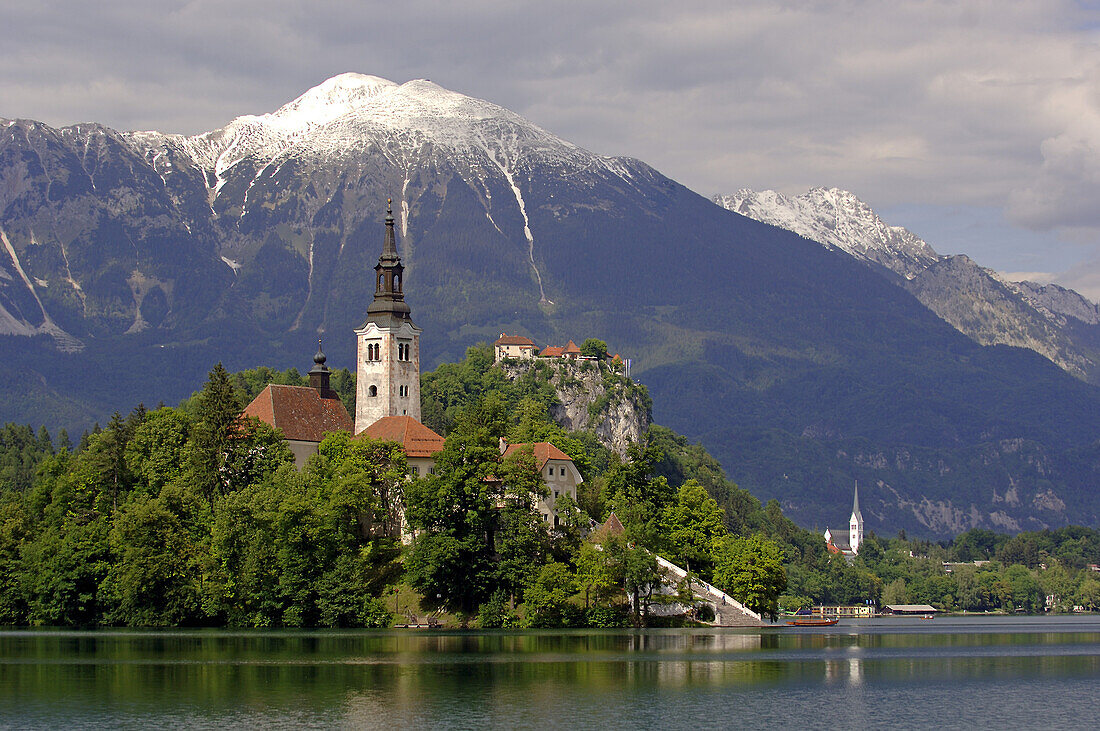 Saint Marys Church on a small island in the Bleder Lake, the Veldeser  Lake, Blejske Jezero, Bled, Veldes, Julian Alps, Slovenia, Europe