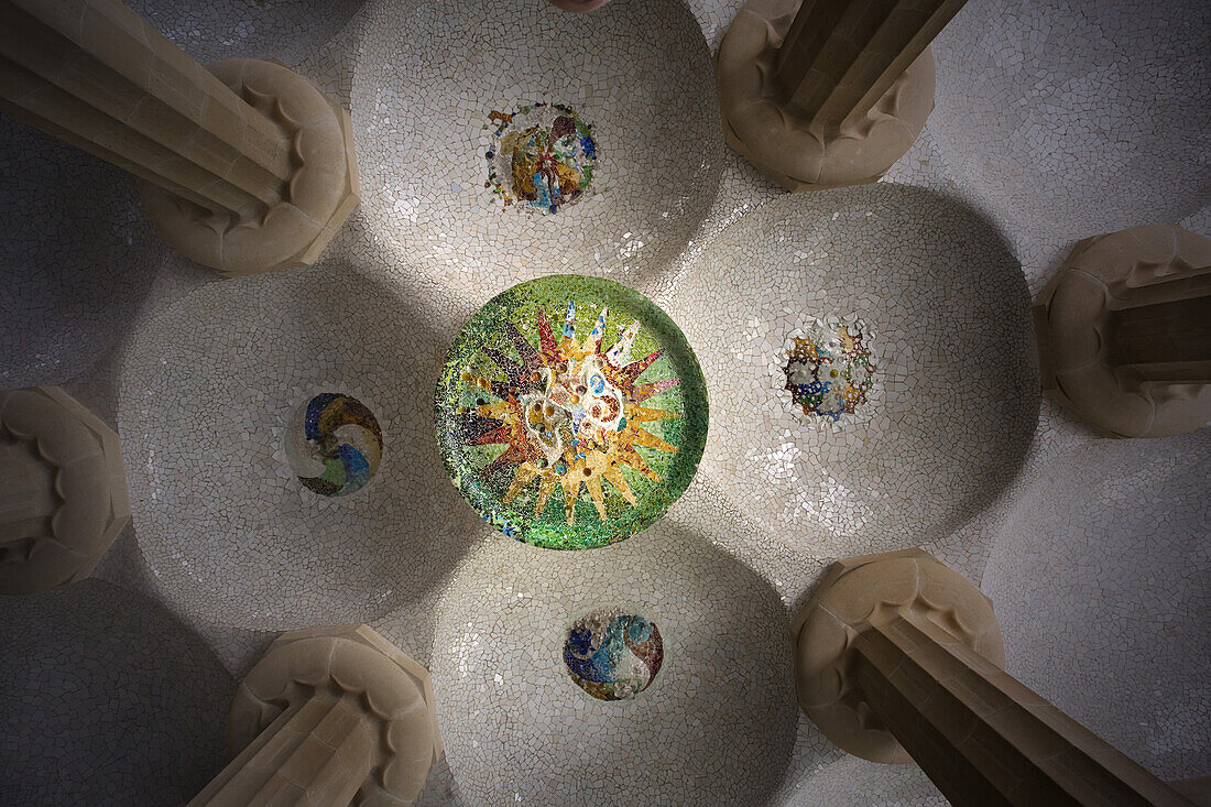 Mosaik an der Decke der Sala Hippostila, Park Güell, Barcelona, Katalonien, Spanien, Europa