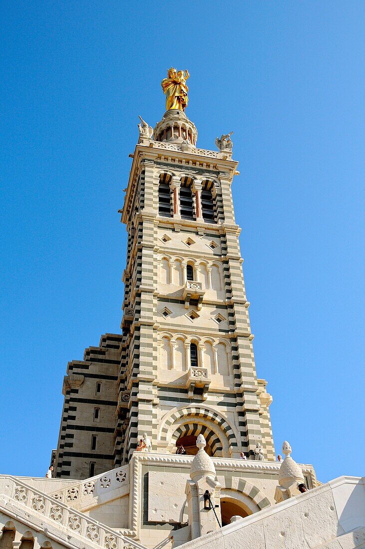 France, Marseille, Notre Dame de la Garde,Cap de la bonne espérance, vigie hissée au plus haut de Marseille, elle en est devenue l´image à la fois pieuse et profane  Notre dame de la Garde, balcon sur la Méditerranée, témoin des mers houleuses, fait parti