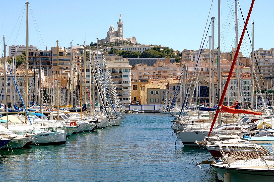 France, Marseille, le Vieux-Port, protégé par Notre Dame de La Garde
