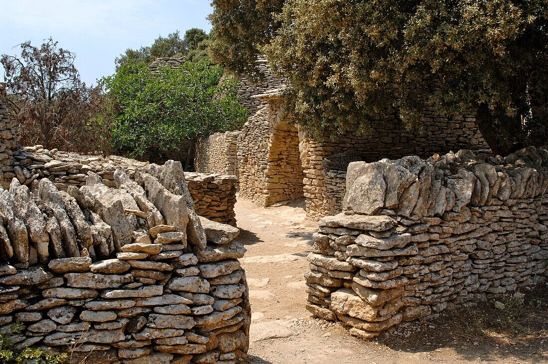 France, Provence, Luberon, Gordes, Le village Les Bories restauré avec des cabanes gauloises en pierre sèche